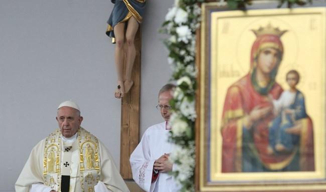Папа Франциск отслужи неделната литургия  с дара на премиера